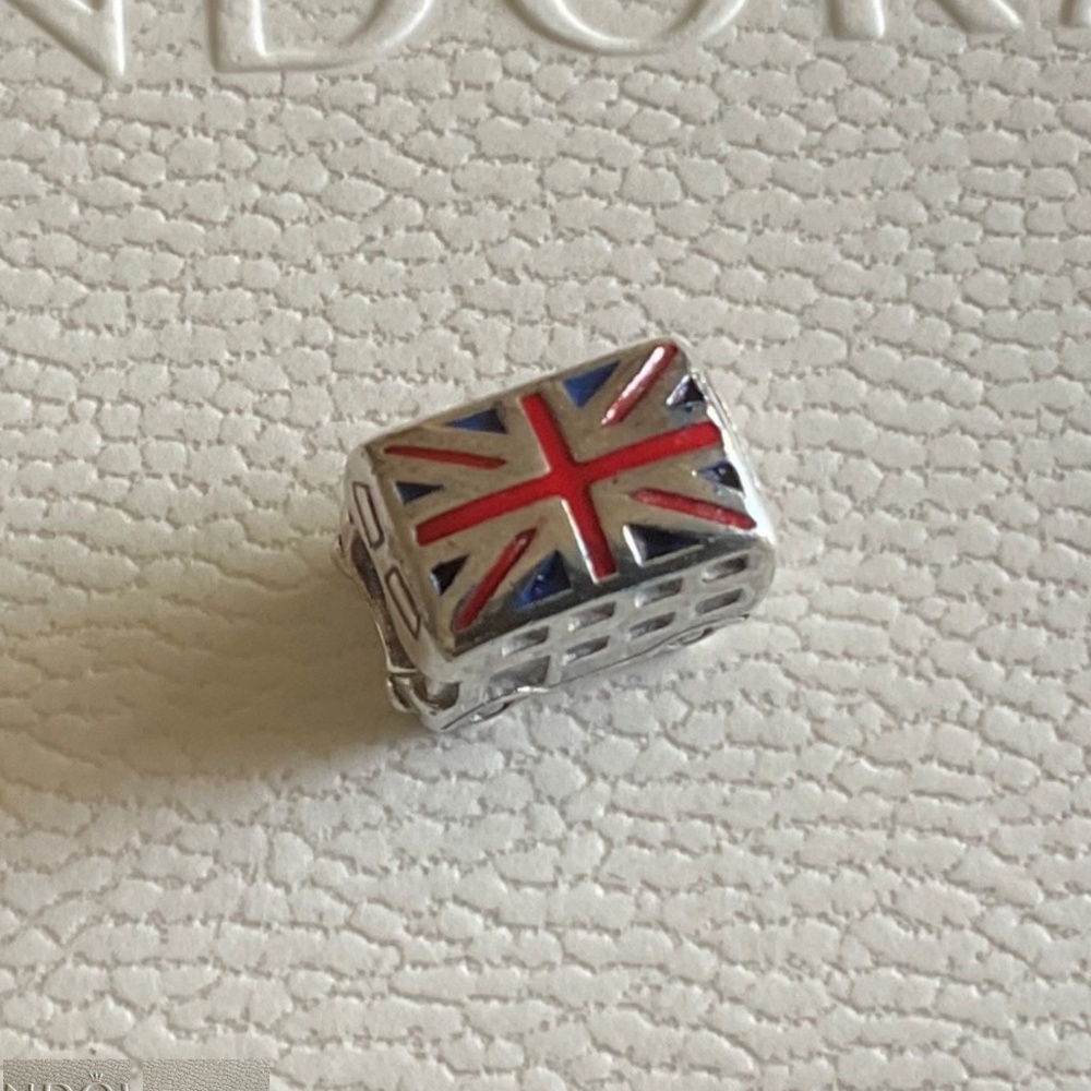 Pandora London Union Jack bus